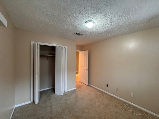 Building Photo - 2827 Parkwood Manor Dr