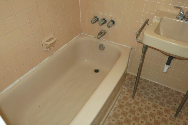 Building Photo - Charming Apartment in Highland Park Neighborhood!