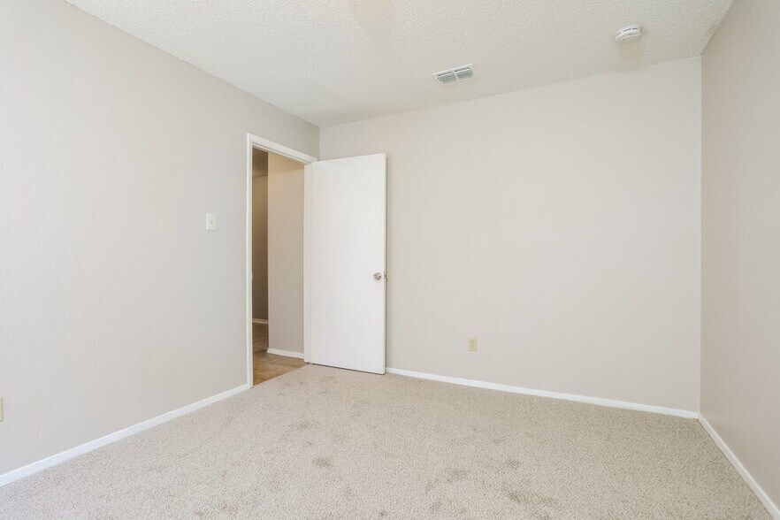 Building Photo - 1401 Lincolnshire Way