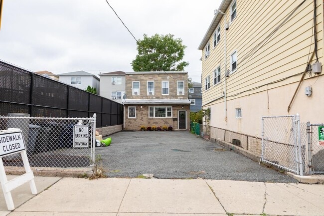 Primary Photo - 129 71st St