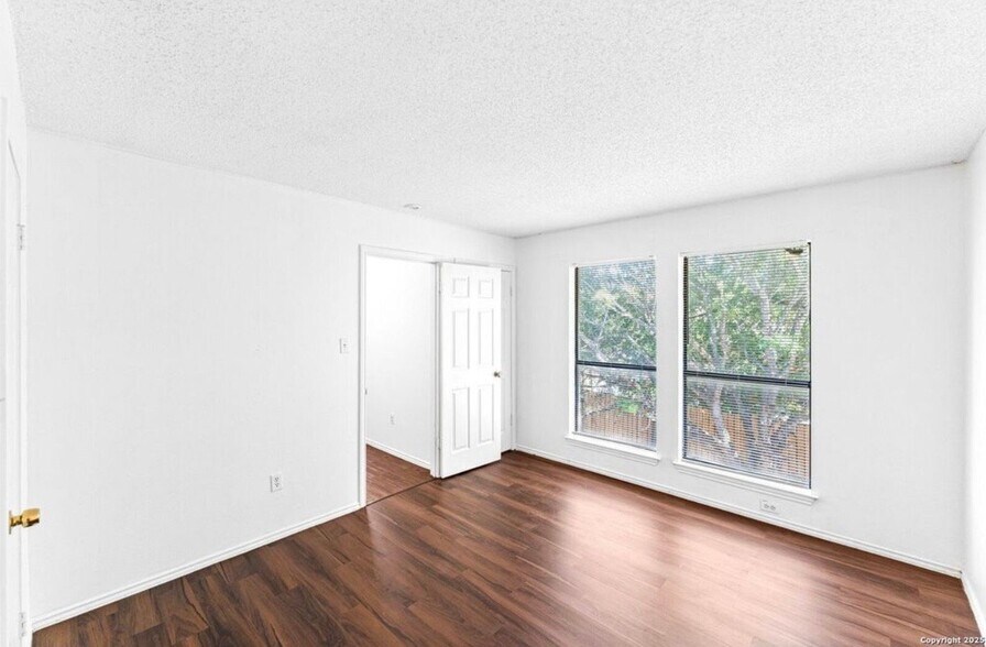 Building Photo - 7568 Windsor Oaks