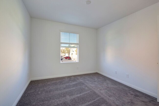 Building Photo - Newer Townhome - 3 Bedrooms + 2 Car Garage - E Craig & Nellis