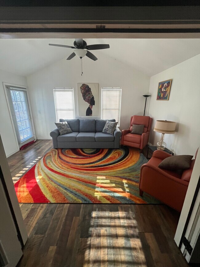 Building Photo - 2005 Locarno Dr