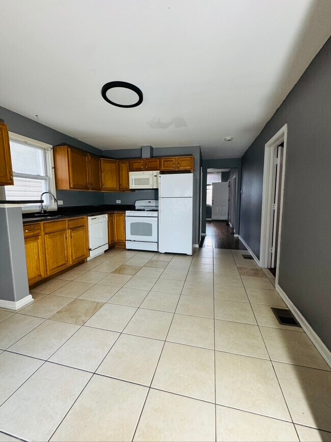 Building Photo - 2123 N Mango Ave