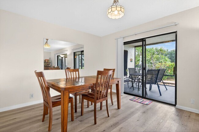 Building Photo - Furnished or unfurnished 2 bedroom Condo Overlooking Golf Course