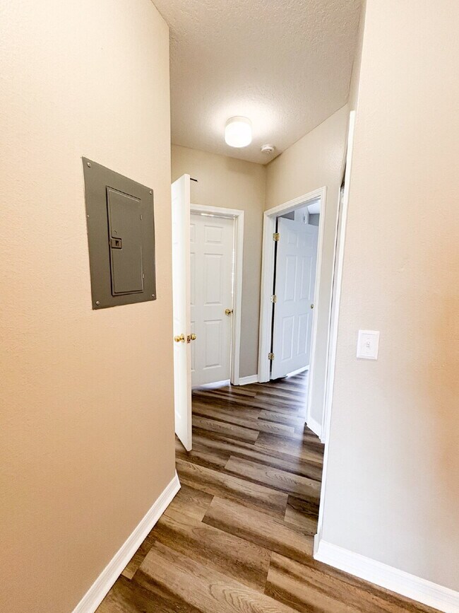 Building Photo - Spacious renovated 3-Bed, 2-Bath in VOB Riverview