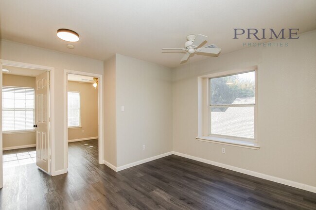 Building Photo - Perfectly Renovated Rental!