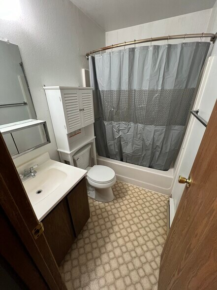 Building Photo - 600 Overdale Dr