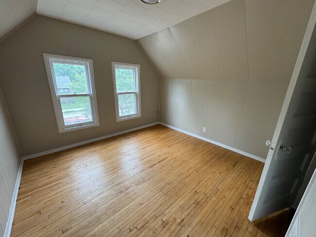Building Photo - Charming 4-Bed Oasis in Minneapolis – Spacious 1500 Sq Ft Gem!
