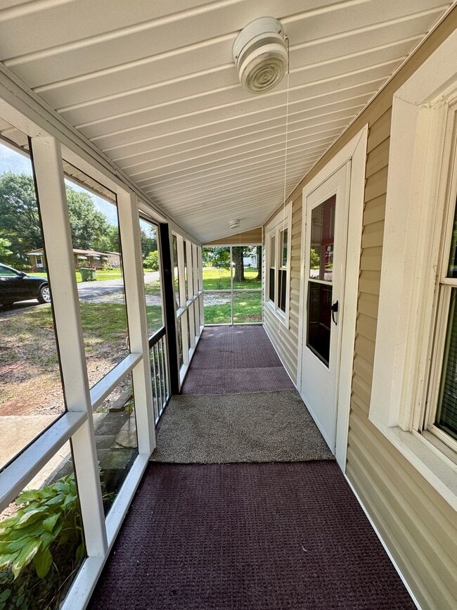 Building Photo - Move-in Ready!