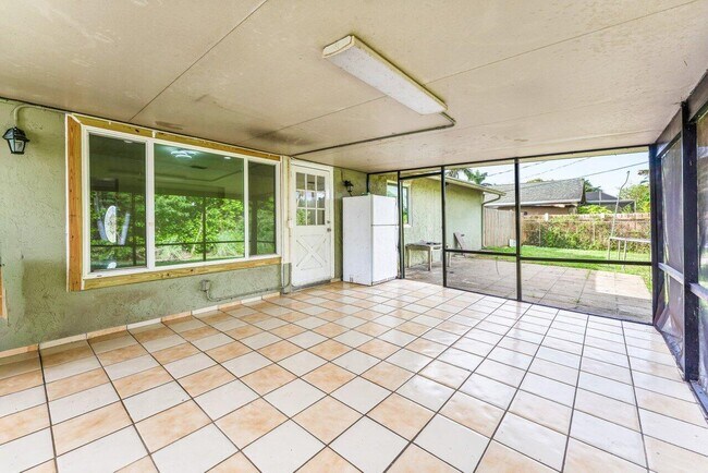 Building Photo - 110 W Rubber Tree Dr