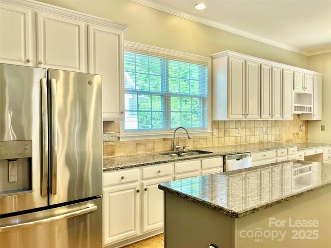 Building Photo - 811 Deercross Ln