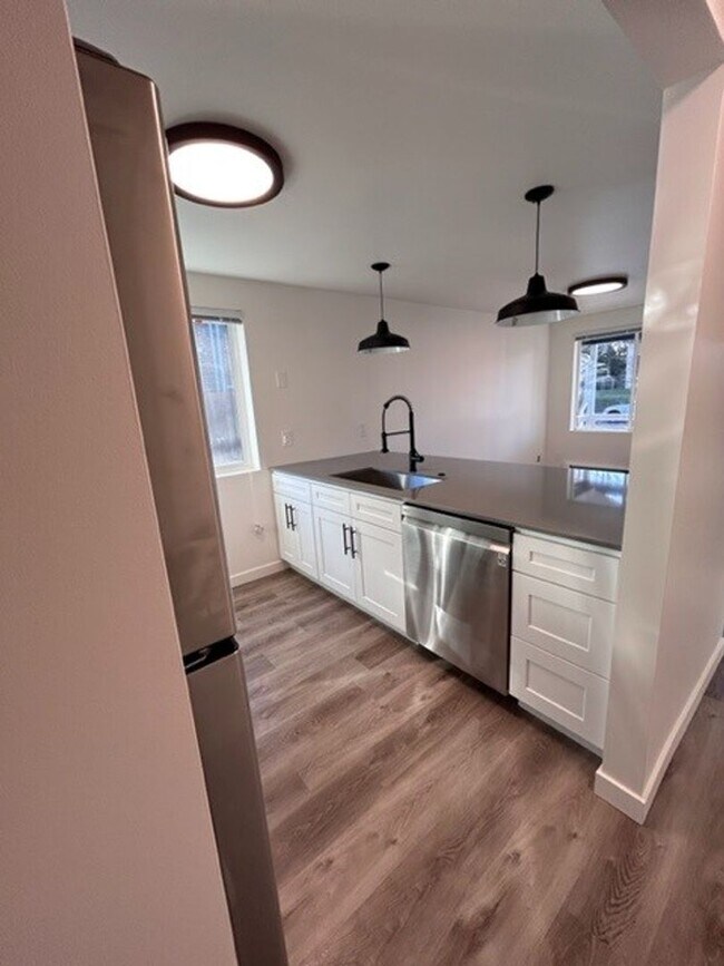 Building Photo - Completely Remodeled 2 BR/2 BA House available in the Central District