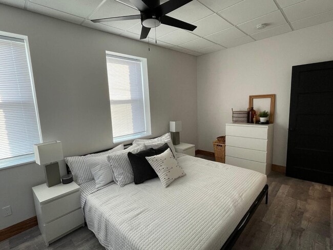 Building Photo - 902 9th St