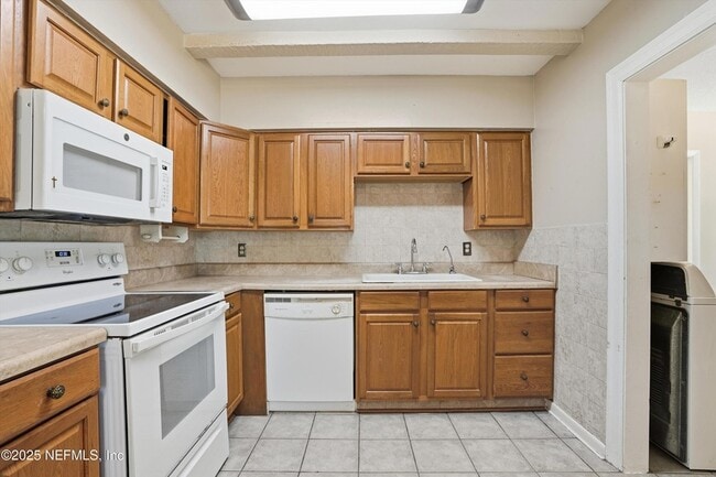 Building Photo - 1546 River Hills Cir W