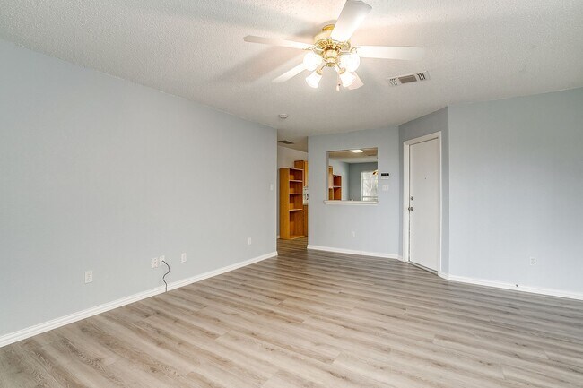 Building Photo - Spacious Well Maintained 2 Bed- 2.5 Bath T...
