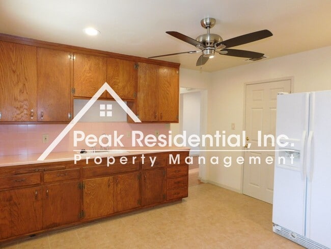 Building Photo - Nice 2bd/1ba Carmichael Duplex with 1 Car Garage