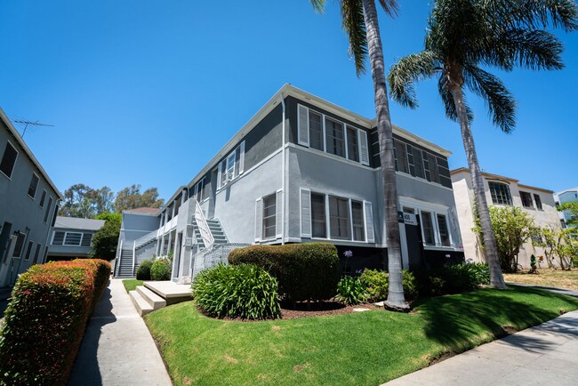 Building Photo - 605 Kelton Ave