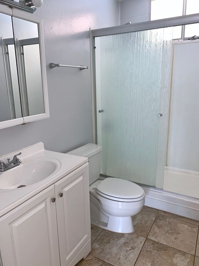 Building Photo - 2 Bedroom/1 Bath/1 parking Cathedral Point...