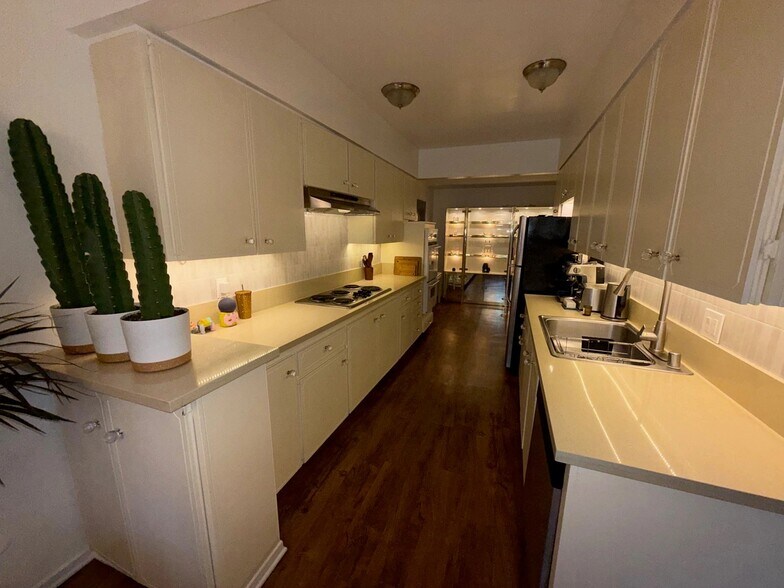 Building Photo - 1541 Hayworth Ave