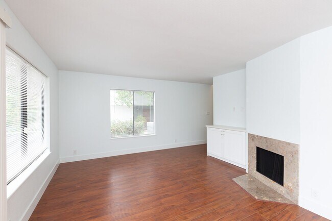 Building Photo - 2 Bedroom Condo in the Villa La Jolla Community