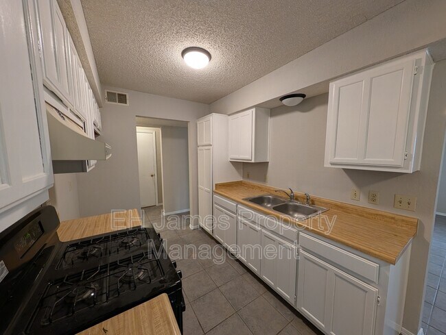 Building Photo - 316 S Ave E