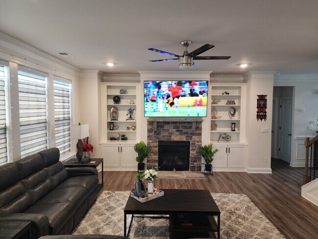 Building Photo - Like New Single Family Home minutes from B...