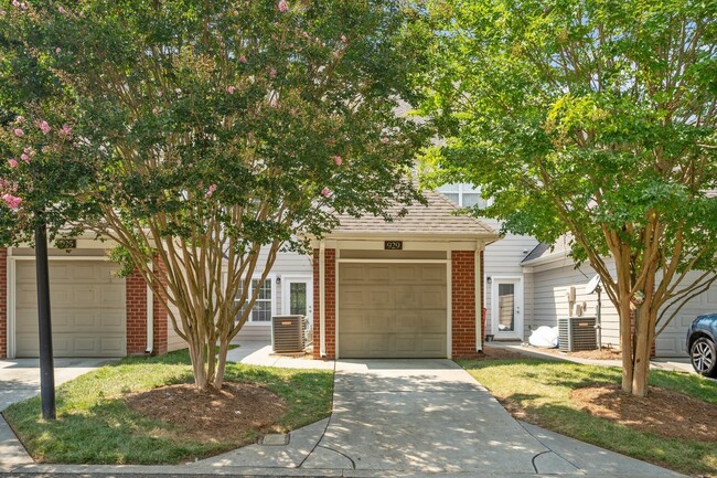 Building Photo - Davidson Townhouse