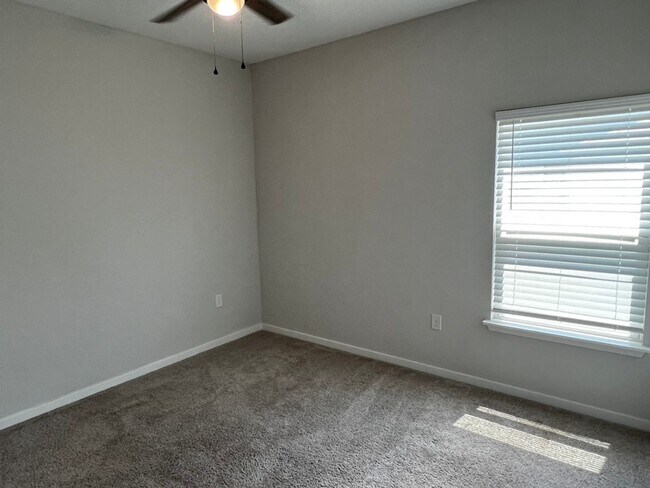 Building Photo - 204 Park View Ln