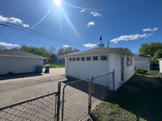 Building Photo - Charming 3-Bed Oasis with Fireplace & Finished Basement in Richfield!