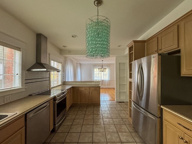 Building Photo - Stunning 4 Bed 4 Bath Haymount Home