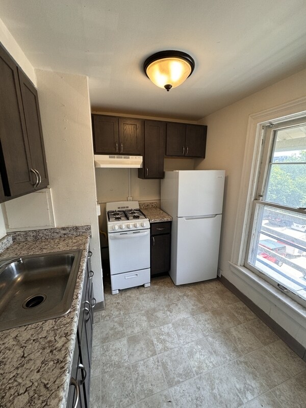 Primary Photo - 121 E Gorham St