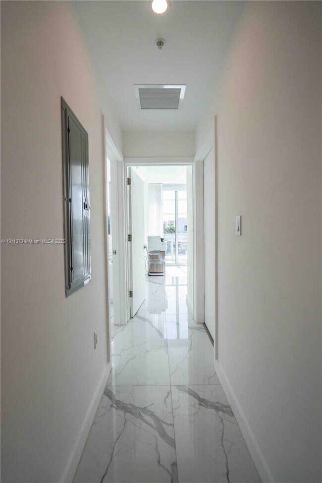 Building Photo - 8425 Crespi Blvd