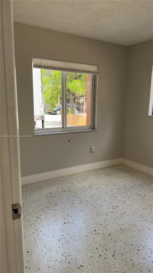 Building Photo - 1250 SW 4th St