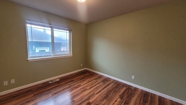 Building Photo - 310 Village Dr