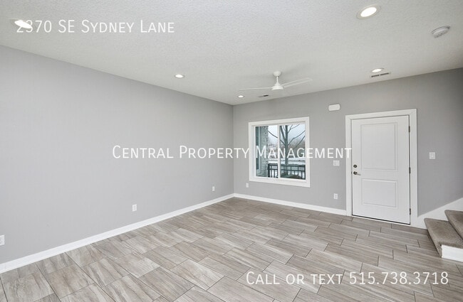 Building Photo - 2370 SE Sydney Ln