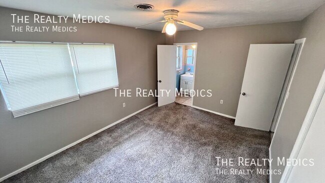 Building Photo - 904 Hall St