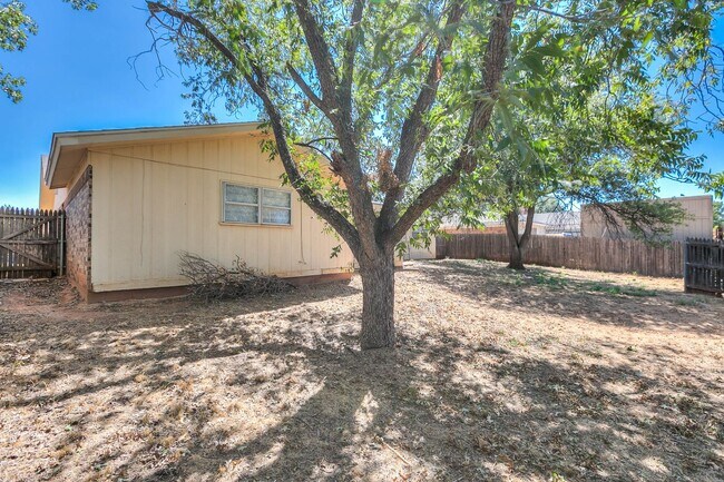 Building Photo - PAY NO SECURITY DEPOSIT! Spacious 3-bedroo...