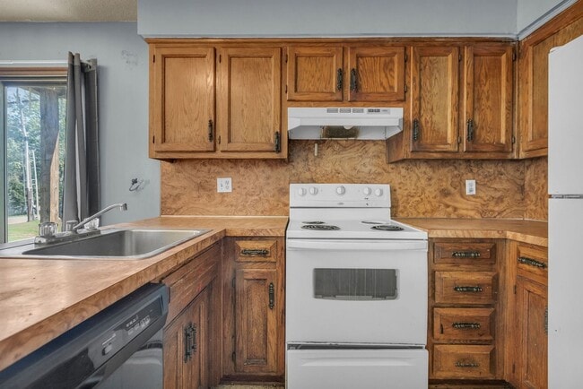 Building Photo - 8626 Lane Ave