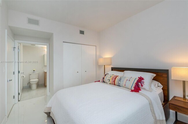 Building Photo - 16385 Biscayne Blvd