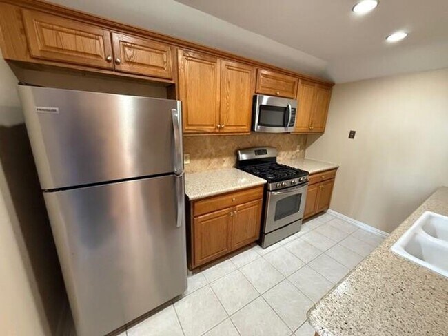 Building Photo - Arbor Village Condominium / Beautiful Update Unit / Refrigerator, Washer & Dryer included