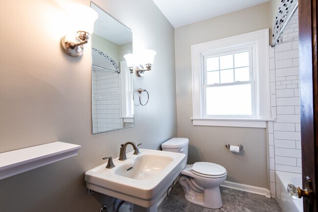 Building Photo - Charming Home in Deer Park Neighborhood