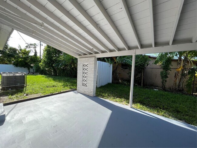 Building Photo - 631 SW 28th Terrace