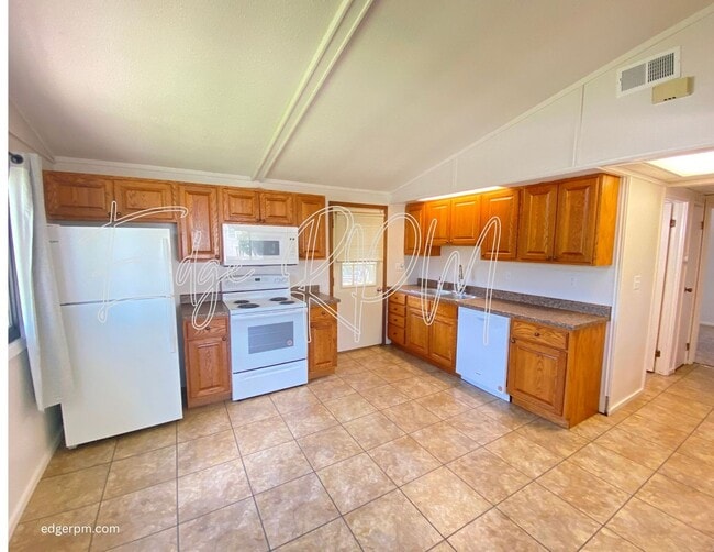 Building Photo - For Rent: Updated 2 Bedroom, 1.5 Bath Town...