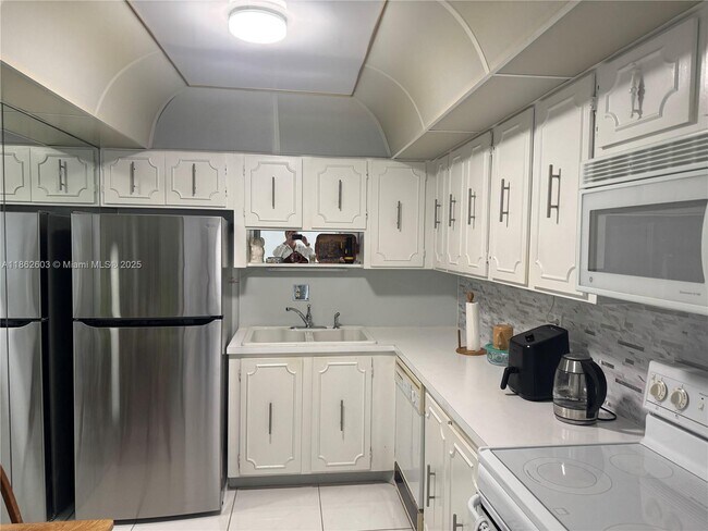 Building Photo - 3113 S Ocean Dr