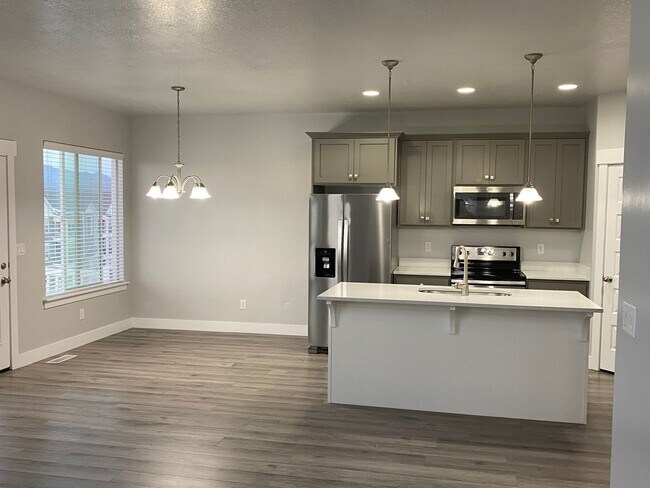Building Photo - Lovely Townhome For Rent