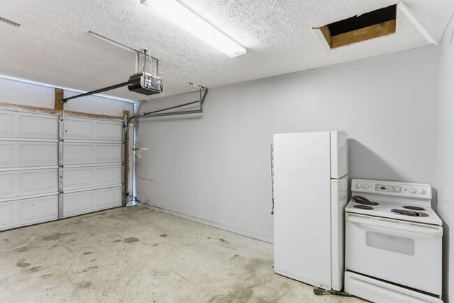 Building Photo - 144 Stone Henge Ln