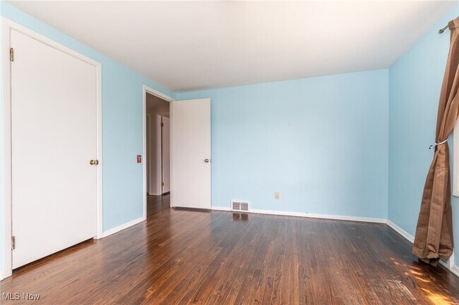 Building Photo - 25035 Penshurst Dr