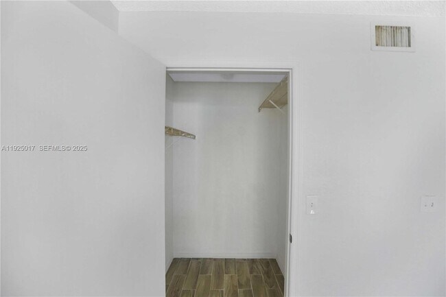 Building Photo - 417 Vista Isles Dr