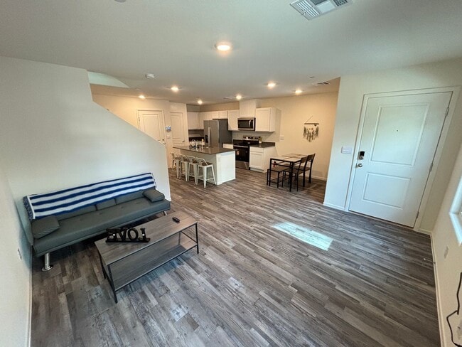 Building Photo - Charming 3Bed/2.5Bath/2Car Townhouse located in Northwest Las Vegas - Make the Move for Less: $30...